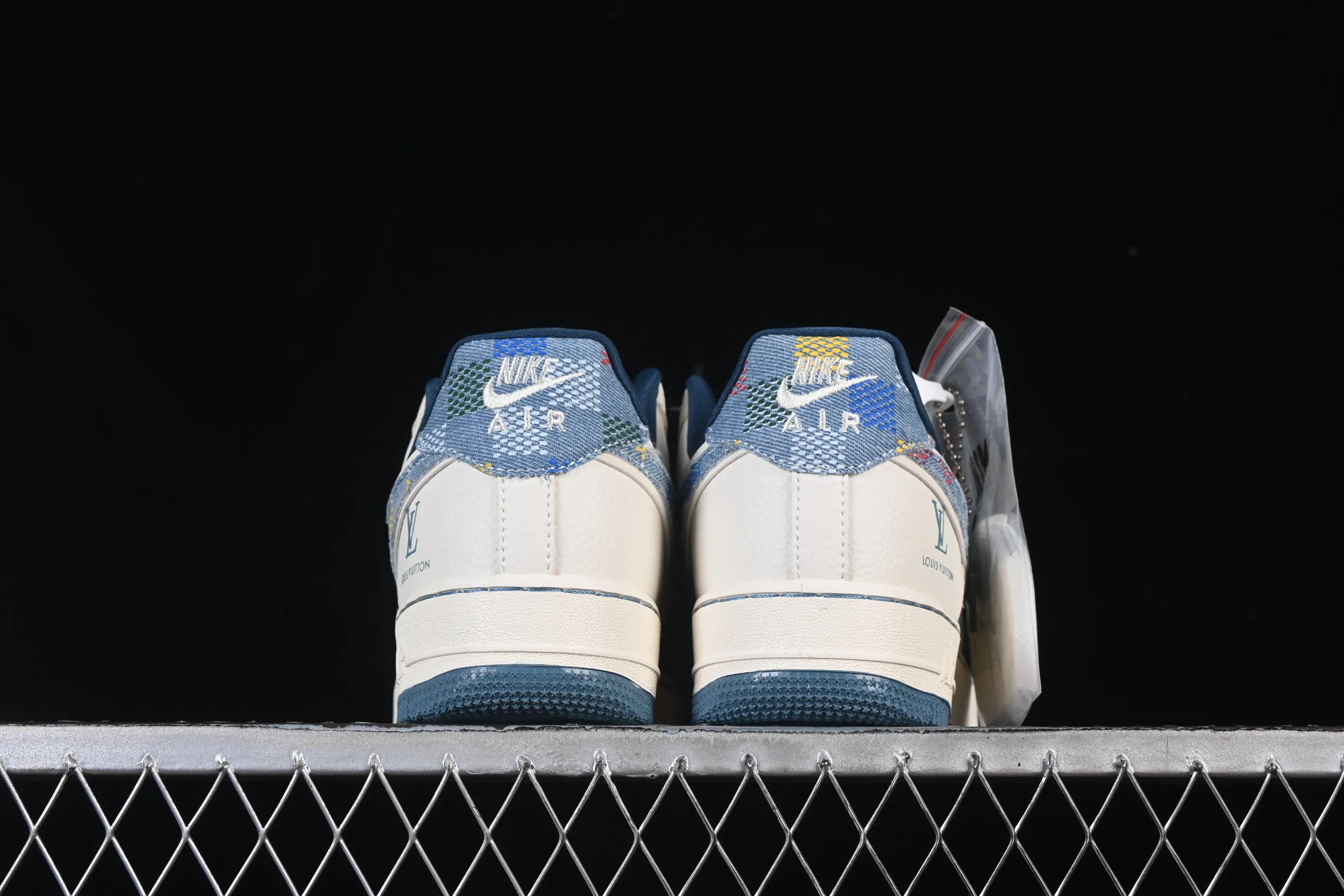 All categories Nk Air Force 1 Air Force series Nk Air Force 1 Low Air Force low-top Nike Air Force 1'07 Low LV co-branded stitching color hook Air Force 1 low-top casual sneakers DD1982-301